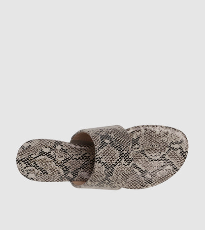 Shabana Flat Sandals by Sempre Di By Guilhermina